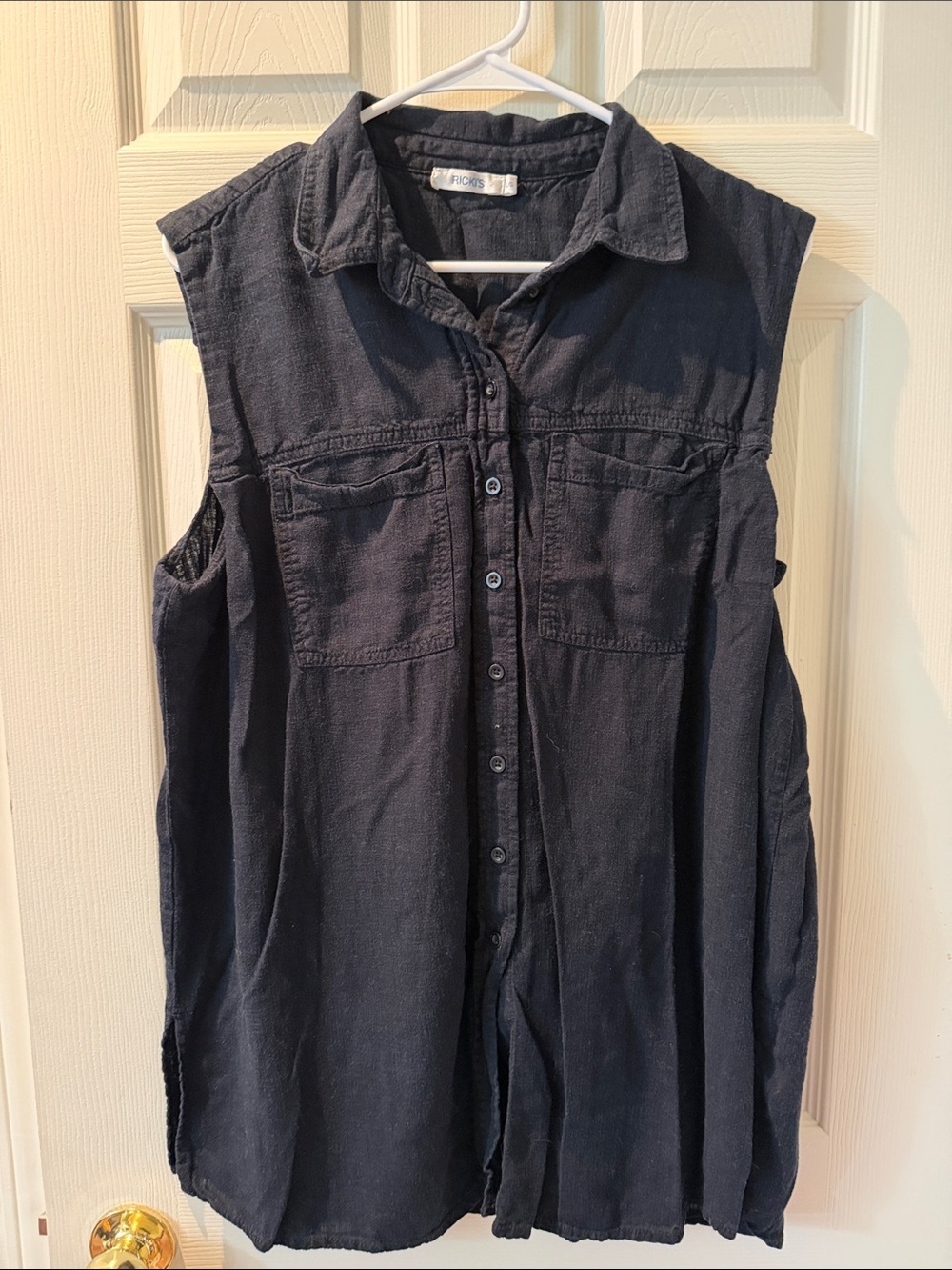 186 - Ricki's Black Sleeveless Button-Down Shirt with Chest Pockets